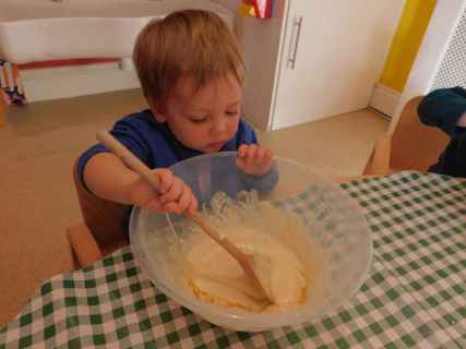 nursery-children-taking-part-in-cookery-class